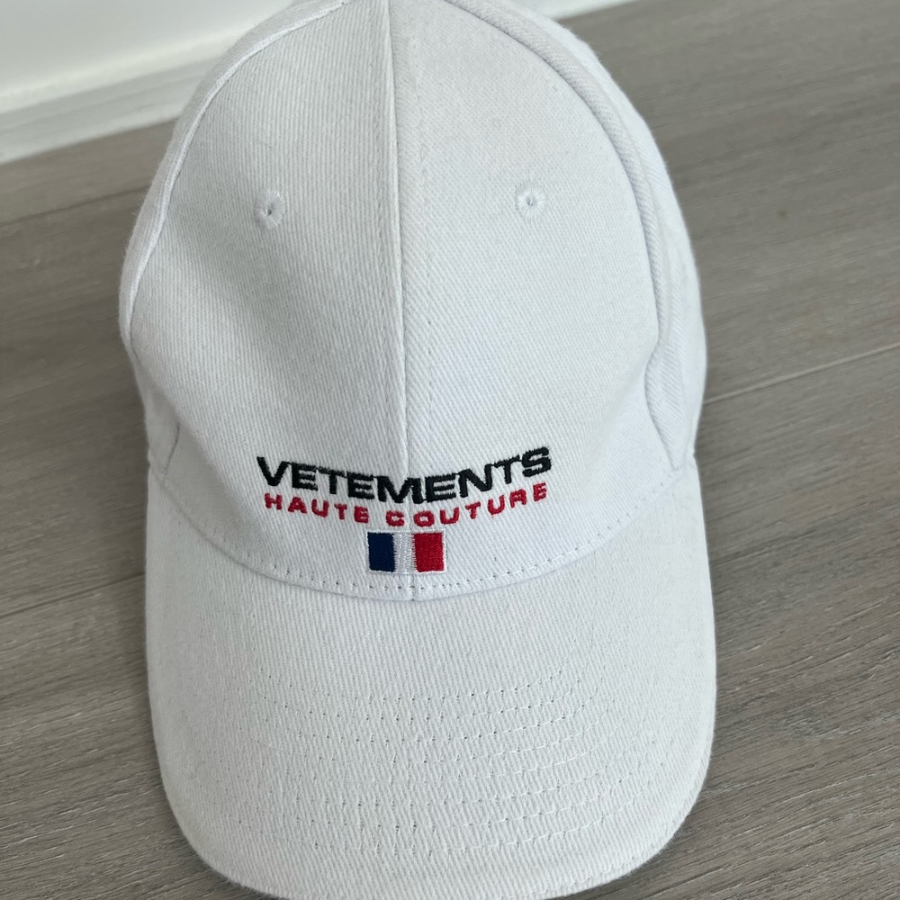 VETEMENTS cap in white